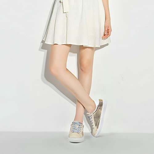 Woman wearing a white skirt and sneakers
